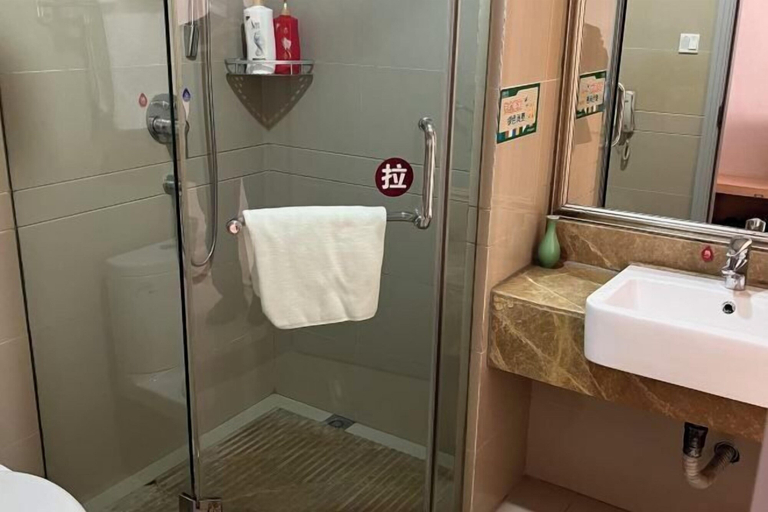 Bathroom 4, Yu Long Jin Hotel, Ezhou