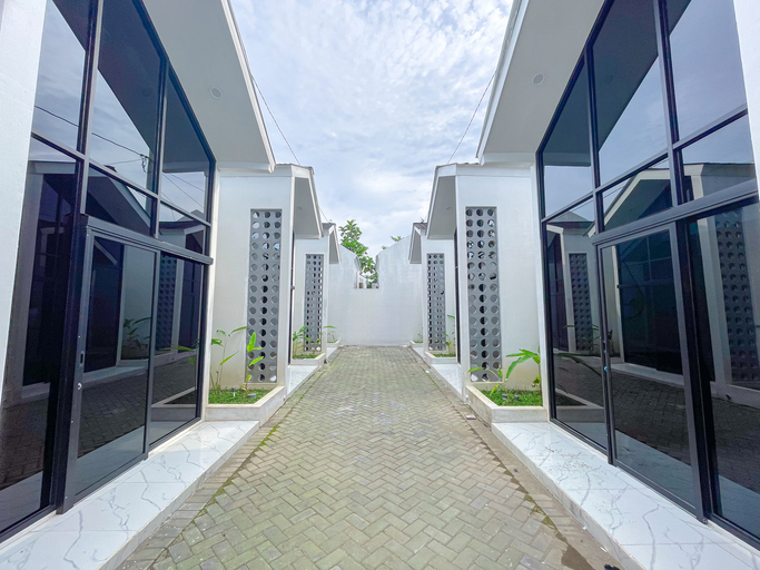 Exterior 8