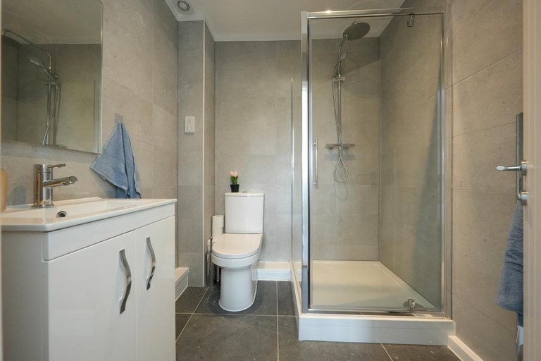 Shower, Derwent Avenue self-contained apartments in Headington, Oxfordshire