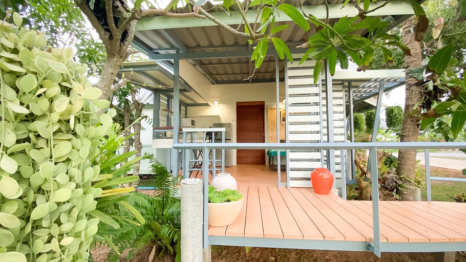 Exterior & Views 16