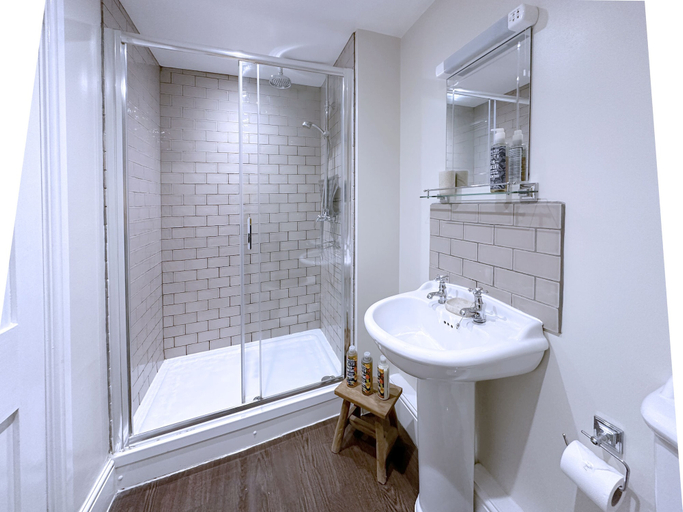 Bathroom 5, The Crown at Marnhull, Dorset
