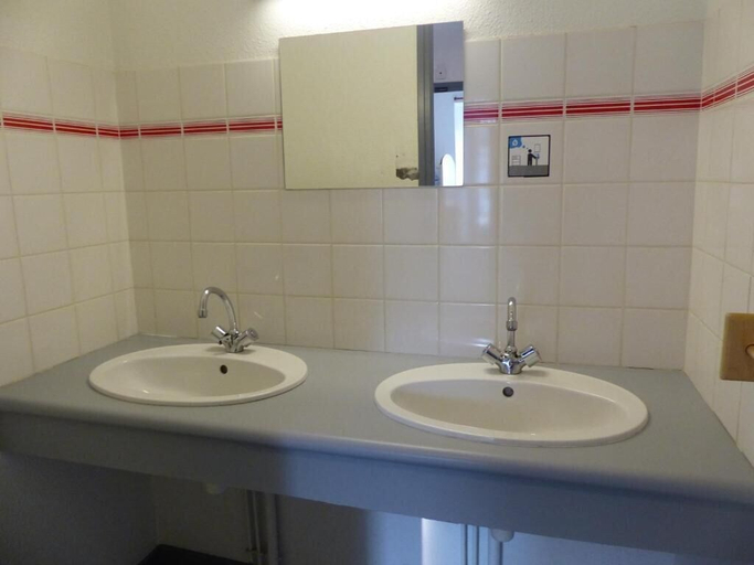 Bathroom 5, Auberge de Jeunesse HI Pontivy, Morbihan