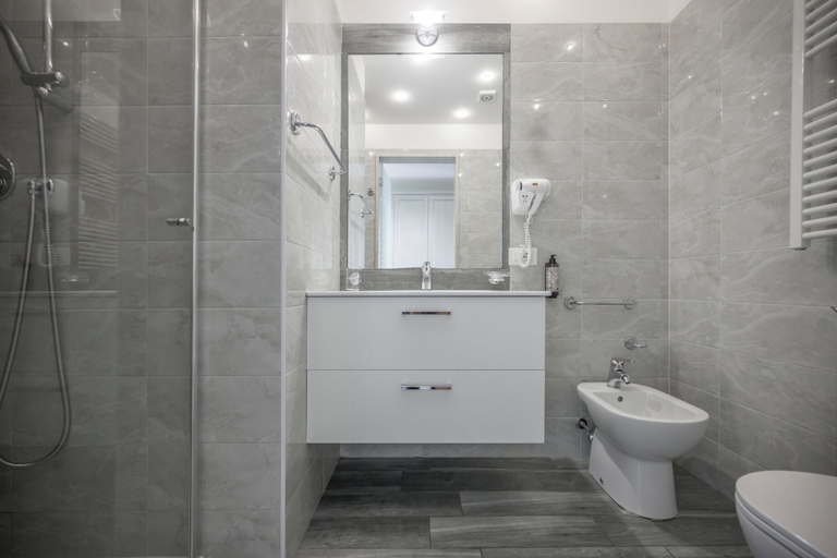 Bathroom 5, Hotel Villa Paradiso Suite, Brescia