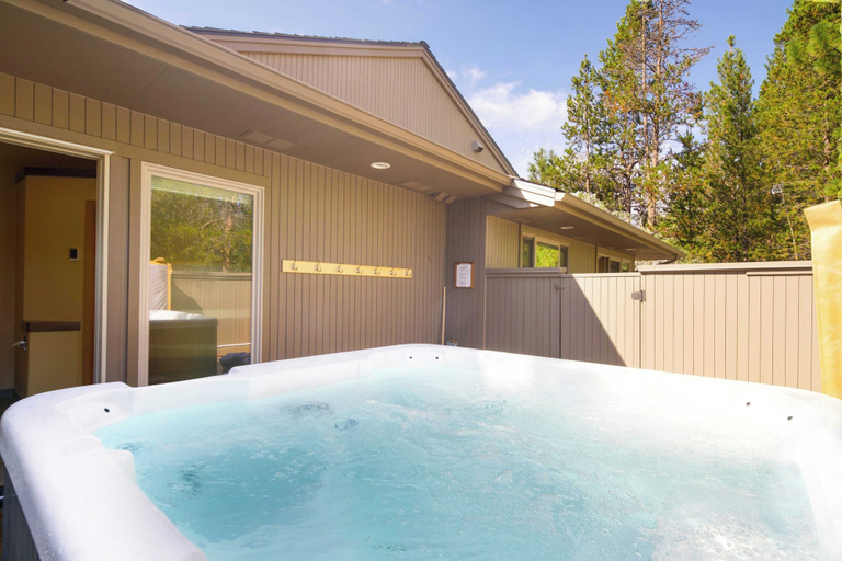 Sport & Beauty, Sage Blush by Avantstay Upgraded 4 Bdr/chefs Kitchen/ A/c/hot Tub!, Deschutes
