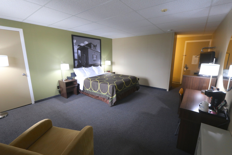 Bedroom 4, Super 8 By Wyndham Hearst On, Cochrane