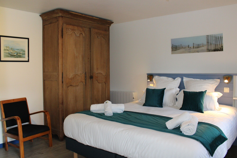 Bedroom 2, Domaine des Piéris, Calvados