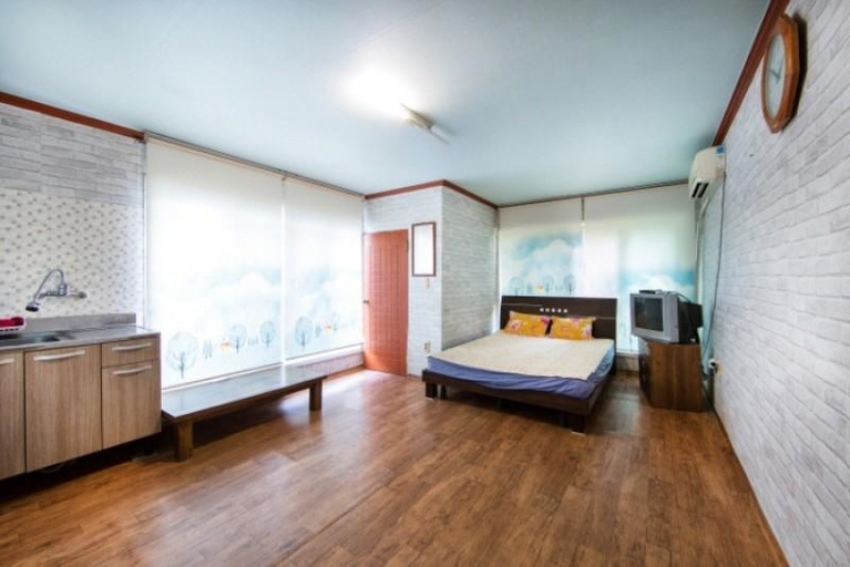 Others 4, Daebudo Napoli Pension, Hwaseong