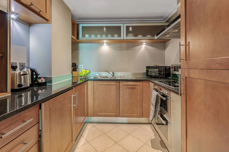 Others 5, Capacious Two bed Apt in Canary Wharf, London