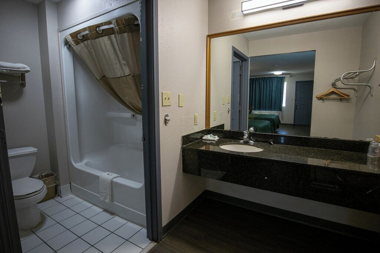 Bathroom 3, Deluxe Inn & Suites Morgan City, Saint Mary
