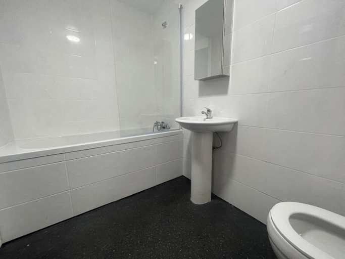 Bathroom 4, Winners Inn - Modern 1BR Cozy Retreat - Free Parking, Tameside