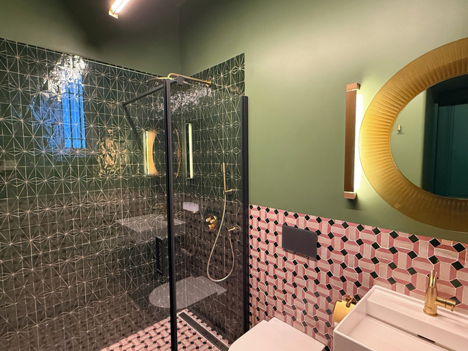Bathroom 5, Château de Ligny, Yonne
