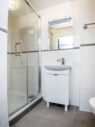 Bathroom 4, St George Hotel, London