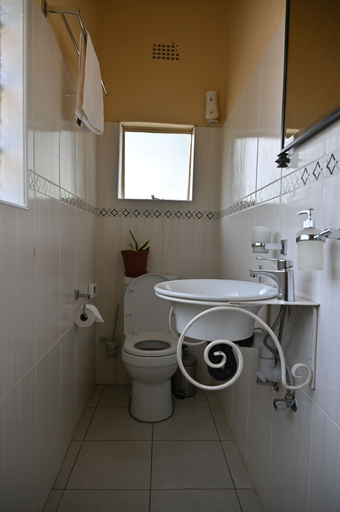 Bathroom 4, Beulah Court Vineyard Guest House, Chobe