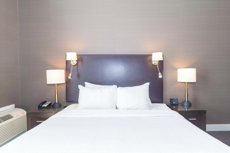 Bedroom 4, Sandman Signature Kamloops Hotel, Thompson-Nicola