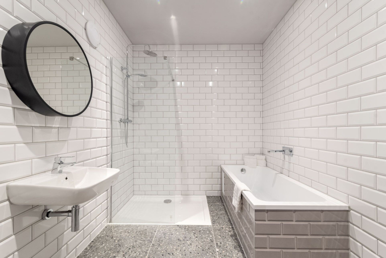 Bathroom 4, King Street Aparthotel, Stirling