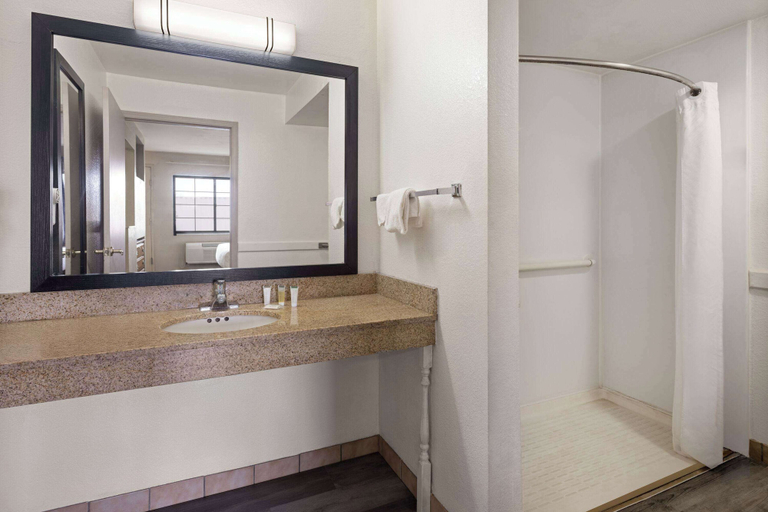 Bathroom 4, Days Inn & Suites by Wyndham Kokomo, Howard