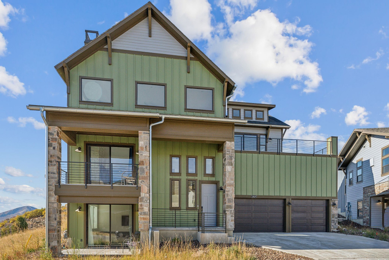 Exterior & Views
