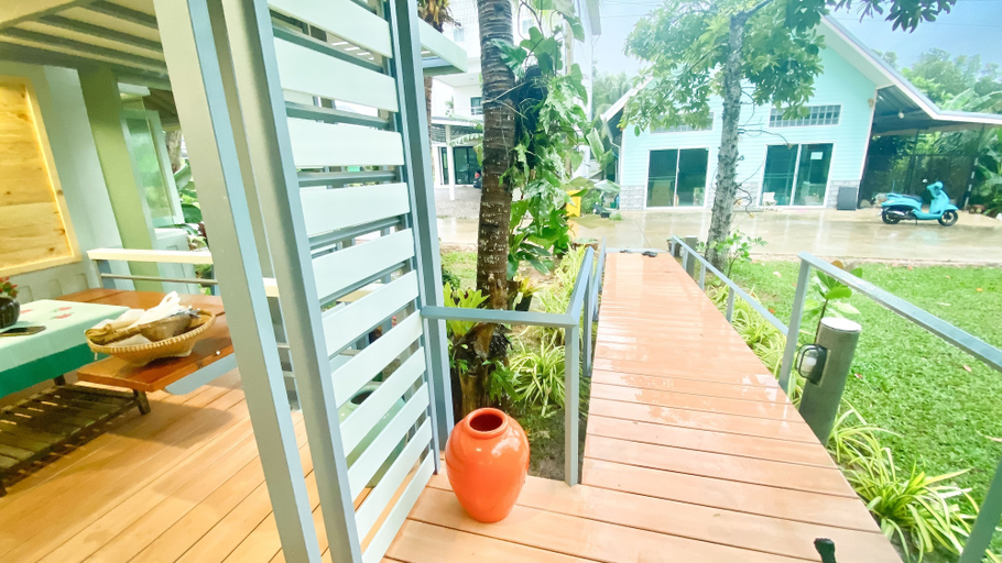 Exterior & Views 10