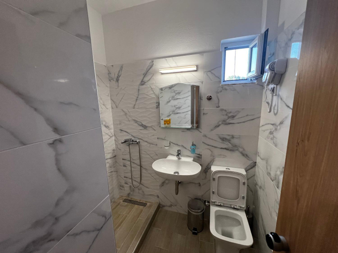 Bathroom 3, "Rex Πολιτη", Central Greece