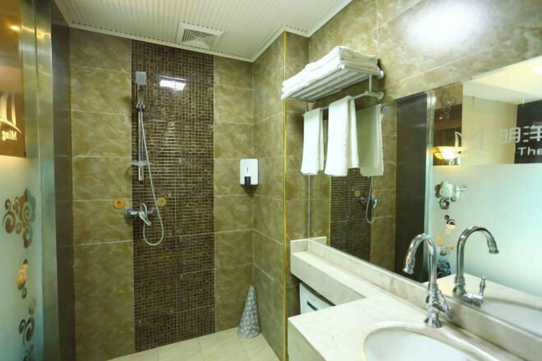 Bathroom 3, Mingyang Holiday Hotel, Mianyang