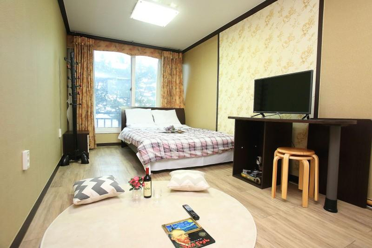 Bedroom 2, Yangyang Geobukbawi Pension, Yangyang