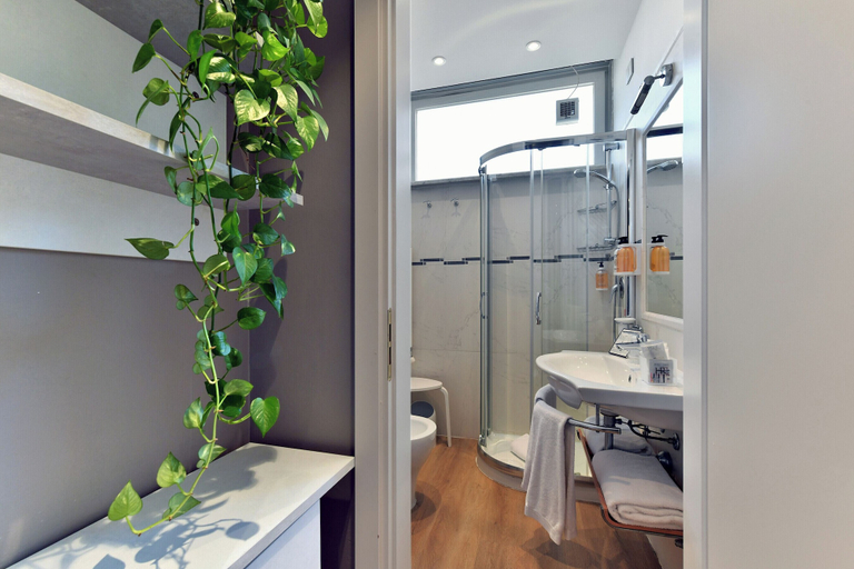 Bathroom 5, Hotel Residence Esplanade, Lucca
