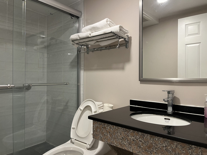 Bathroom 3, Kluane Park Inn, Yukon