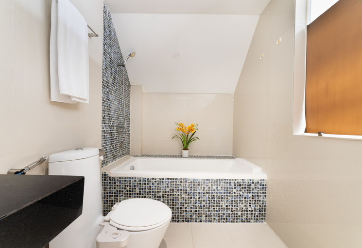Bathroom 3, Collection O Sunshine Garden Hotel - Near SECC, District 7