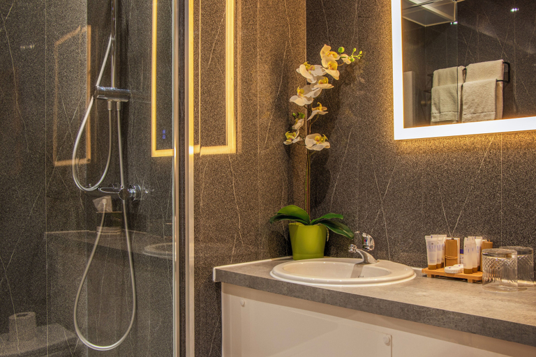 Bathroom 5, Hollins Hall Hotel, Spa & Golf, Bradford
