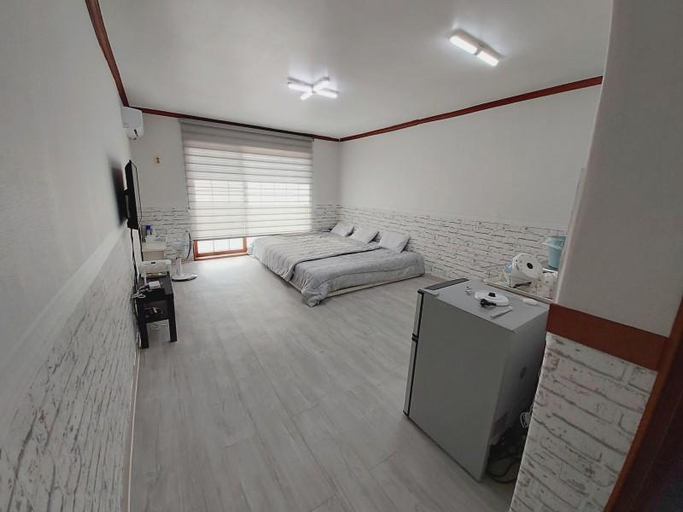 Others 3, Taean Beachville Pension, Taean