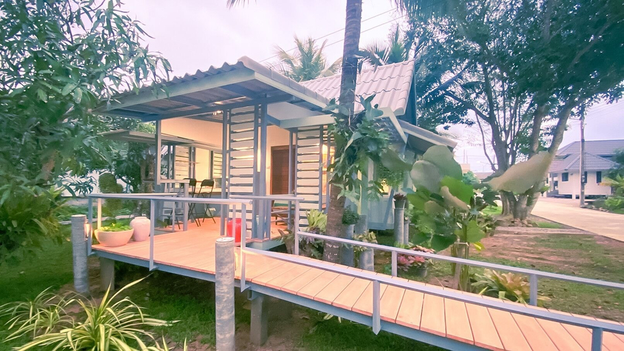 Exterior & Views 25
