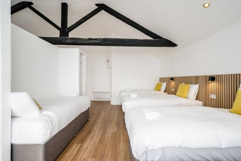 Bedroom 2, Host Apartments Wood St Nightlife Apt, Sefton