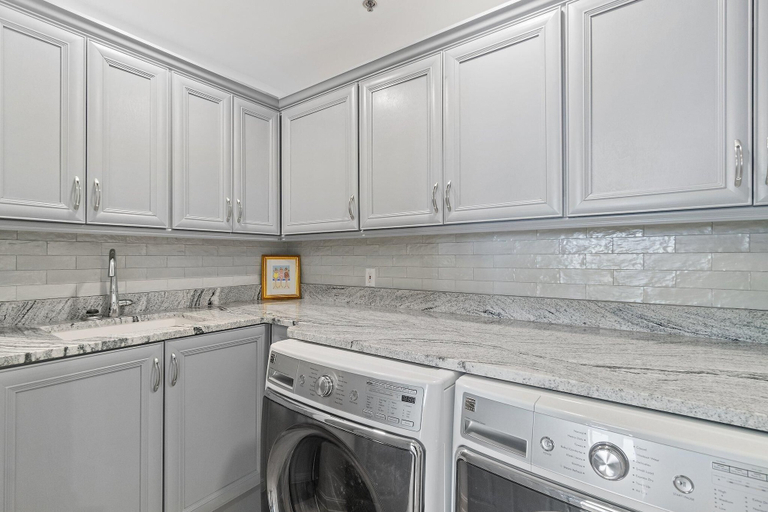 Others 5, Palacio Penthouse 1902, Escambia