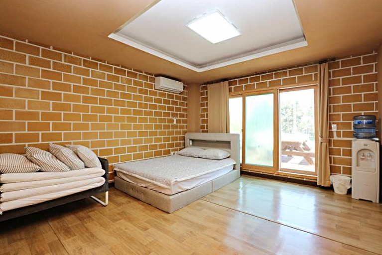 Bedroom 2, Taean Lunasol Pension, Taean