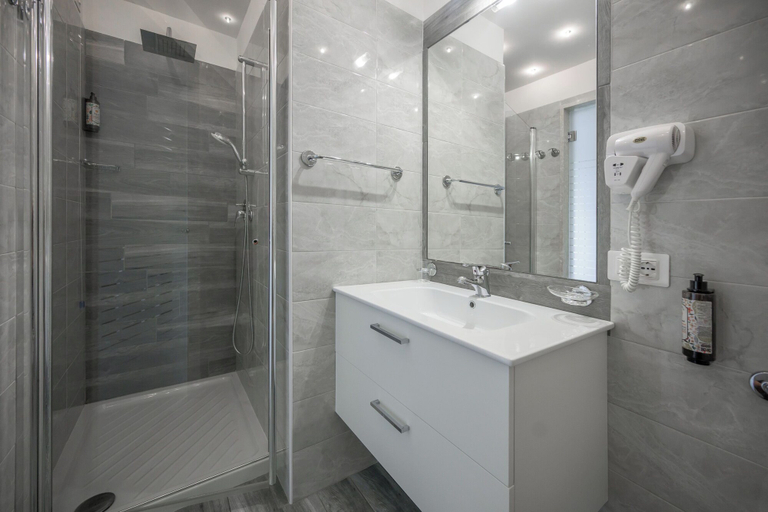 Bathroom 5, Hotel Villa Paradiso Suite, Brescia