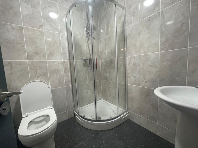 Bathroom 2, Winners Inn - Modern 1BR Cozy Retreat - Free Parking, Tameside