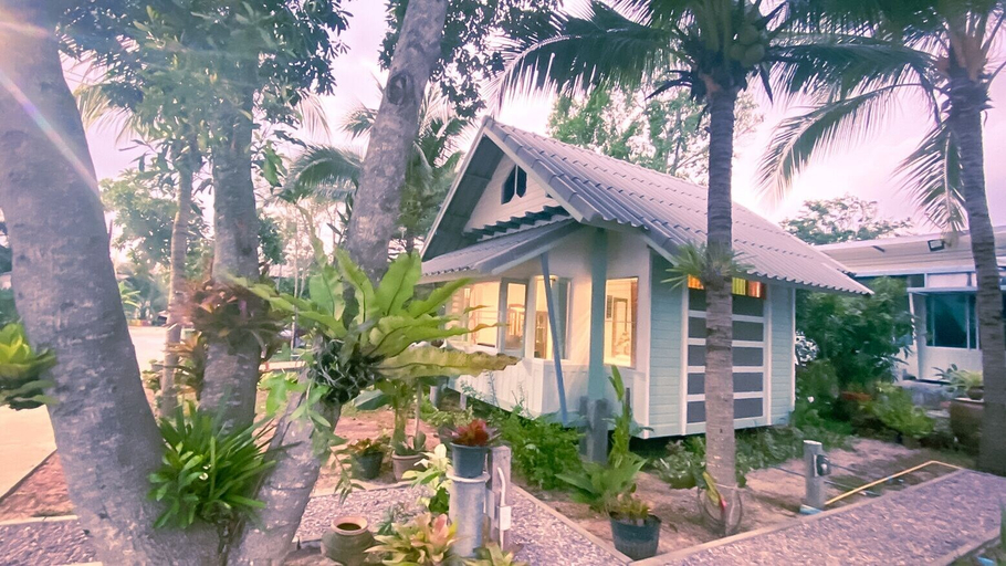Exterior & Views 24