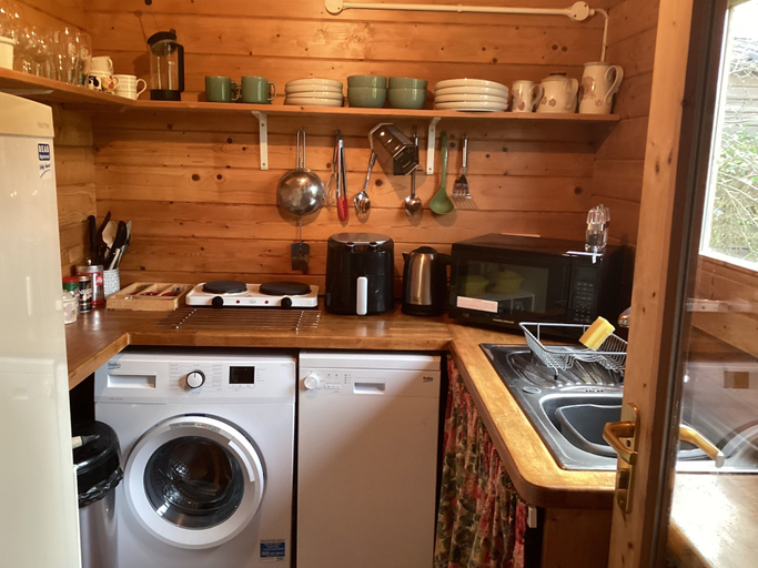 Private kitchen 5, Sleeps2- Freewifi - Walkersparadise - South Facing, Somerset