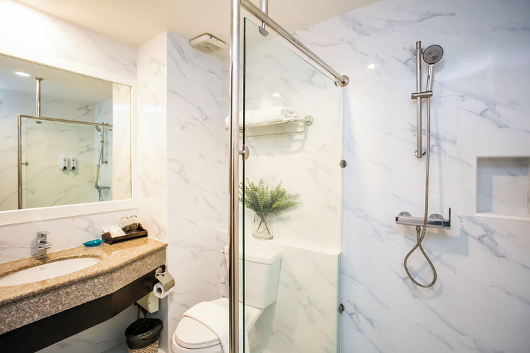 Bathroom 4, Empress Pattaya Hotel, Pattaya