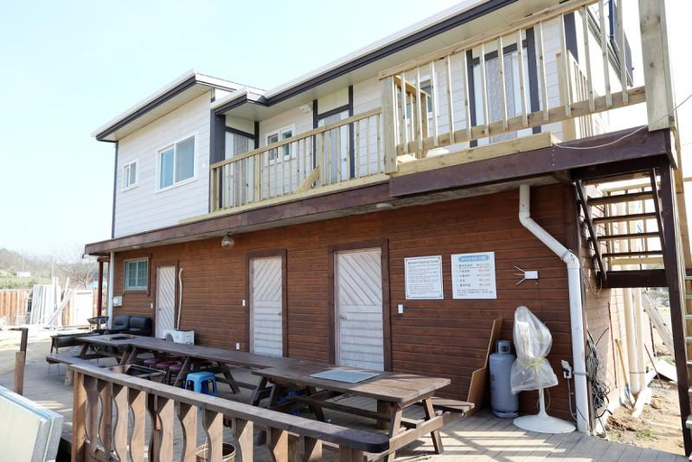 Others 3, Taean Mageompo Dullegil Pension, Taean