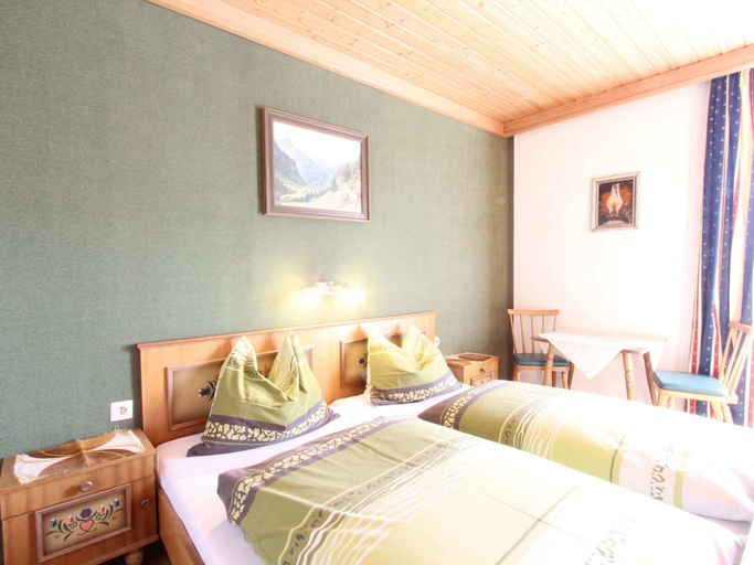 Bedroom 2, Chalet in Austria near Ski Slopes, Zell am See
