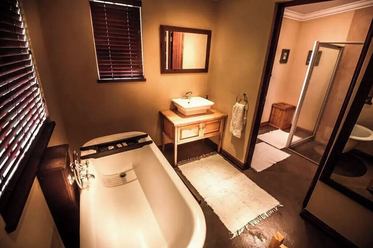 Bathroom, The FarSide Farm, Umgungundlovu