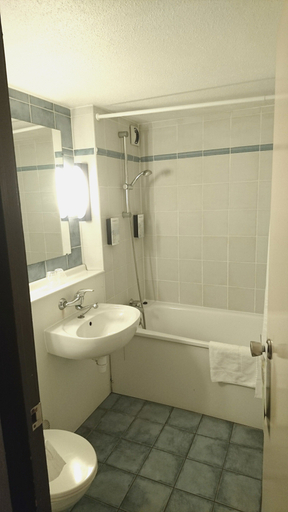 Bathroom 5, Campanile NATURE - Strasbourg Sud - Geispolsheim, Bas-Rhin
