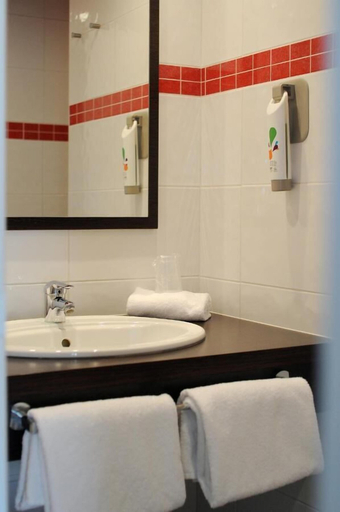 Bathroom 5, ibis Styles Segre, Maine-et-Loire