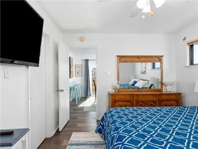 Room 4, Walk to the Beach Ocean Views Yard Game Room, Galveston