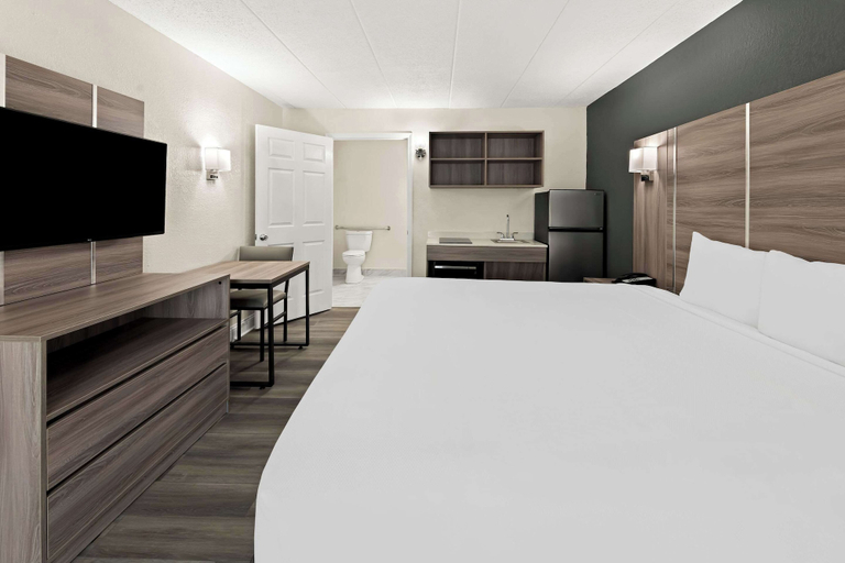 Bedroom 3, Suburban Studios Mason Near Kings Island, Warren