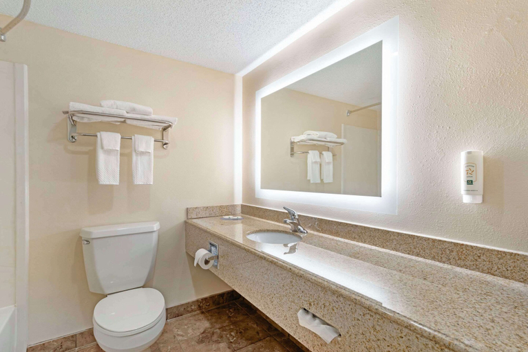 Bathroom 4, Quality Inn Valley - West Point, Chambers