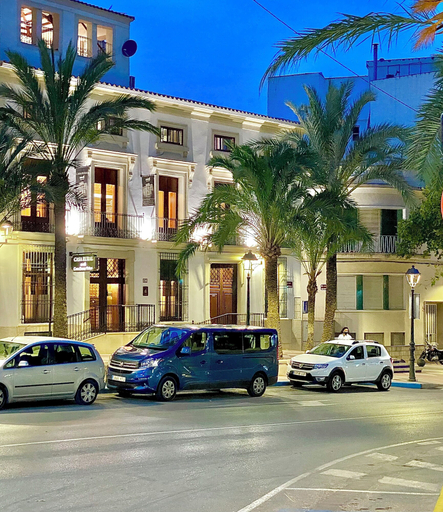 Exterior & Views
