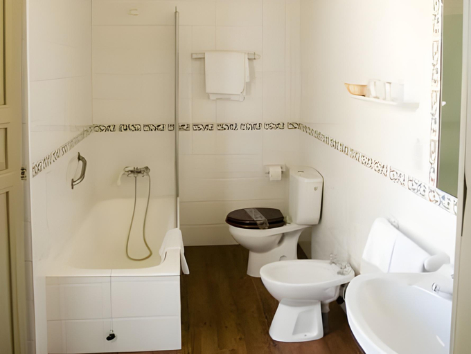 Bathroom 4, Hotel Roma, Segovia
