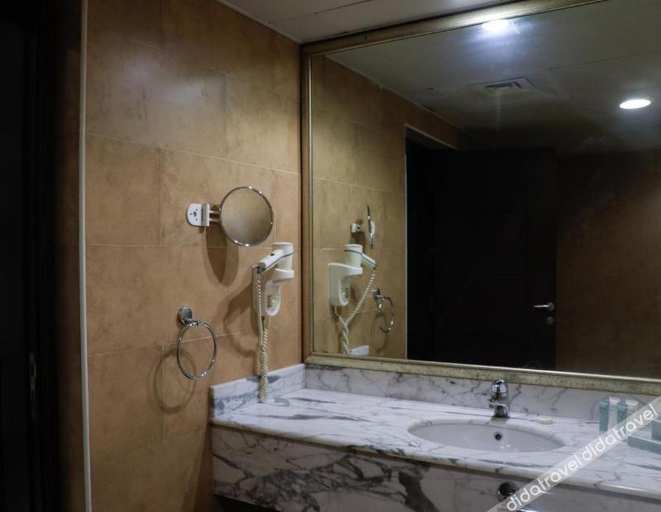 Bathroom 5, Ramada By Wyndham Doha Old Town, Doha